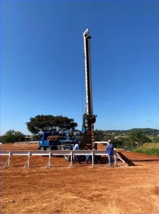 Perfuratriz executando fundação em hélice contínua