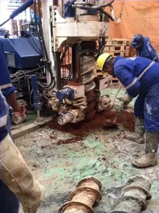 Equipe executando fundação em hollow auger